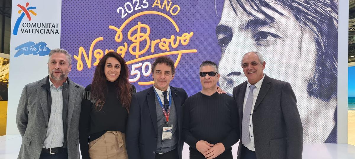 El alcalde de Aielo, Juanra Espi, a la derecha, con Colomer y Serafín Zubiri, este viernes en Fitur.