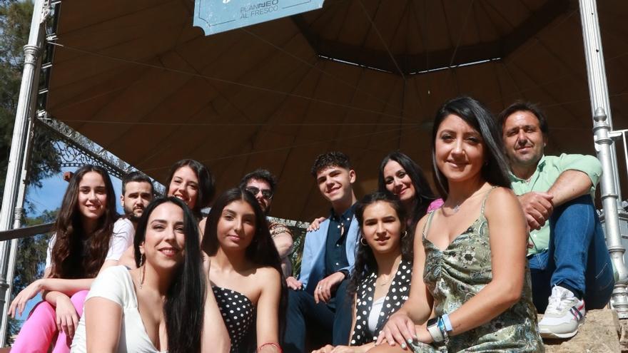 La delegada de Juventud Cintia Bustos presenta la programación de Planneo al fresco junto a los artistas locales implicados