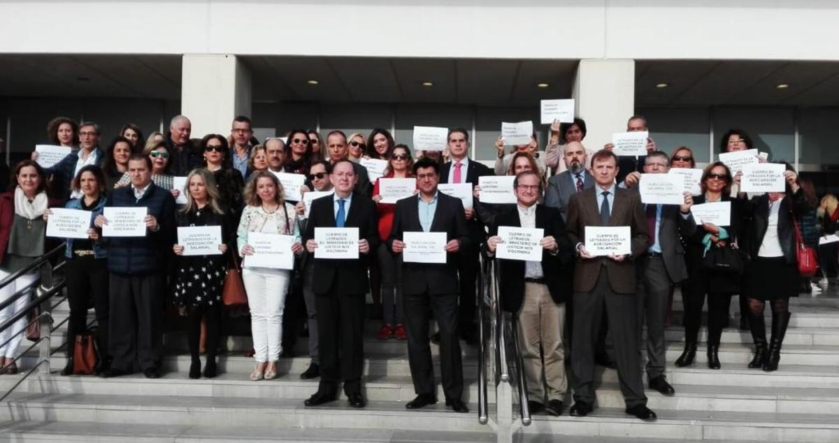 Concentración en la puerta de la Ciudad de la Justicia.