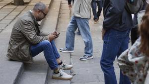  Miquel Buch esperando en una plaza contigua a la Generalitat