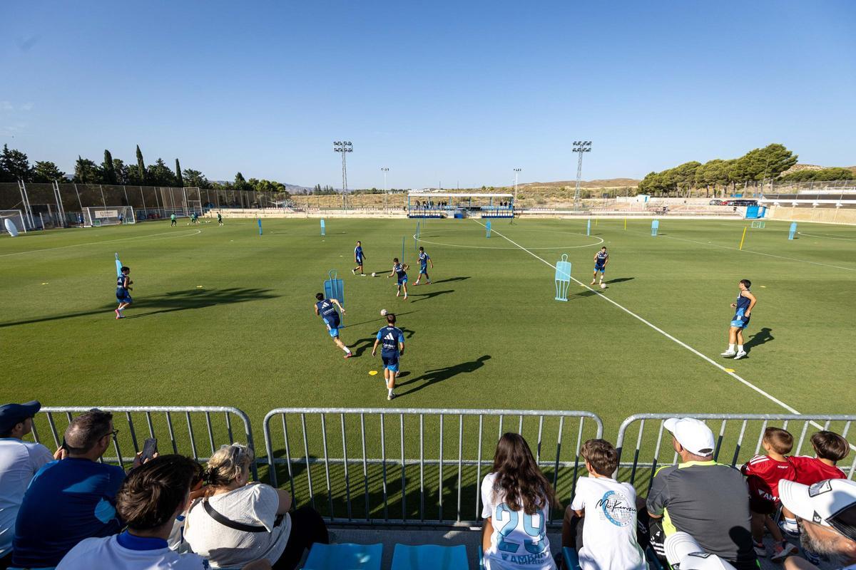 La afición abraza al Real Zaragoza en el entrenamiento de puertas abiertas en la Ciudad Deportiva La afición abraza al Real Zaragoza en el entrenamiento de puertas abiertas en la Ciudad Deportiva