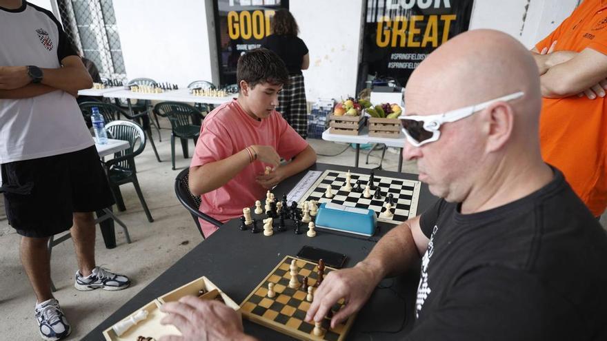 Los hermanos Torres, un jugador invidente y una gijonesa que anima a las mujeres a jugar: las historias del torneo de ajedrez en la calle de Avilés