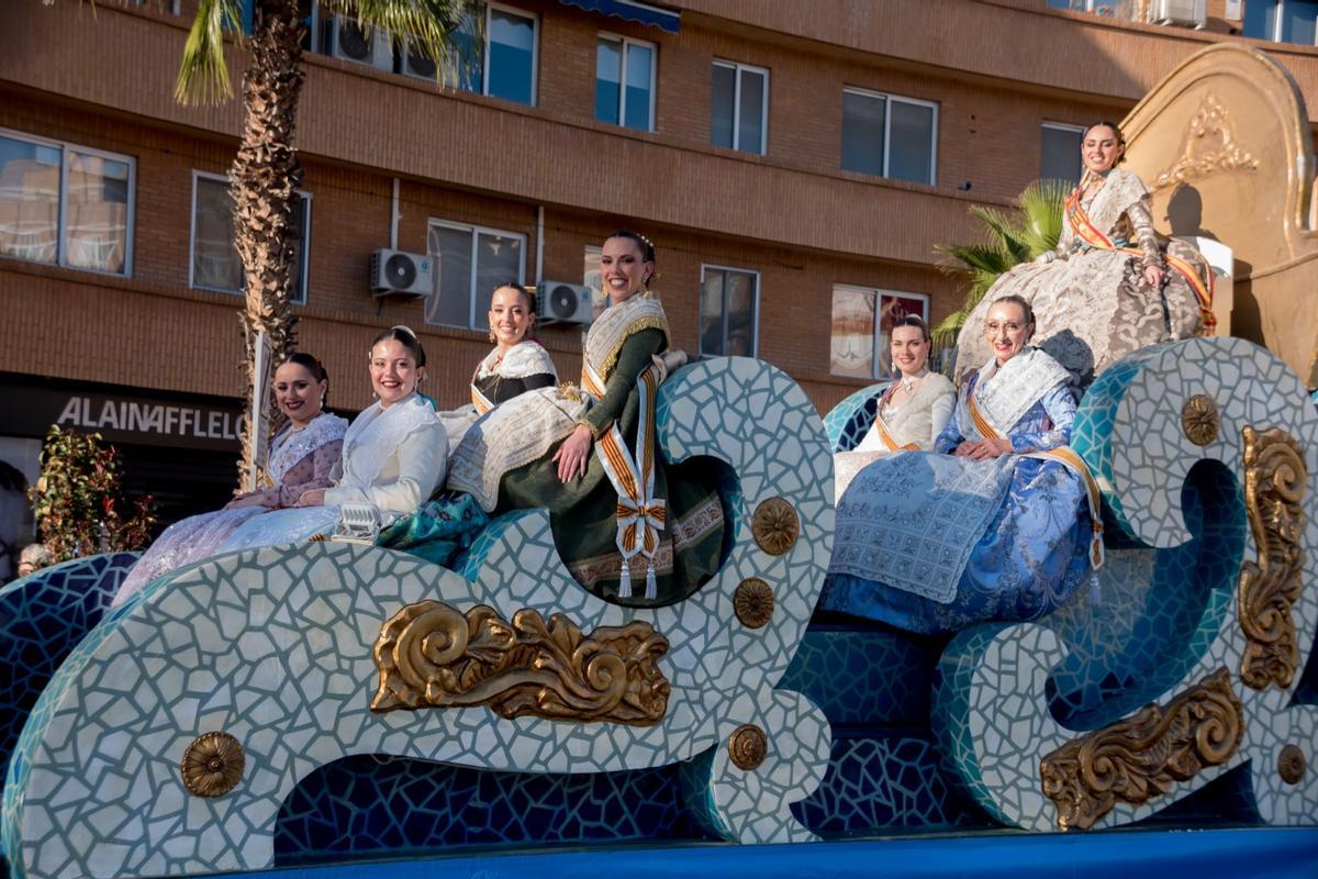 La cabalgata fallera llena de color el Port de Sagunt