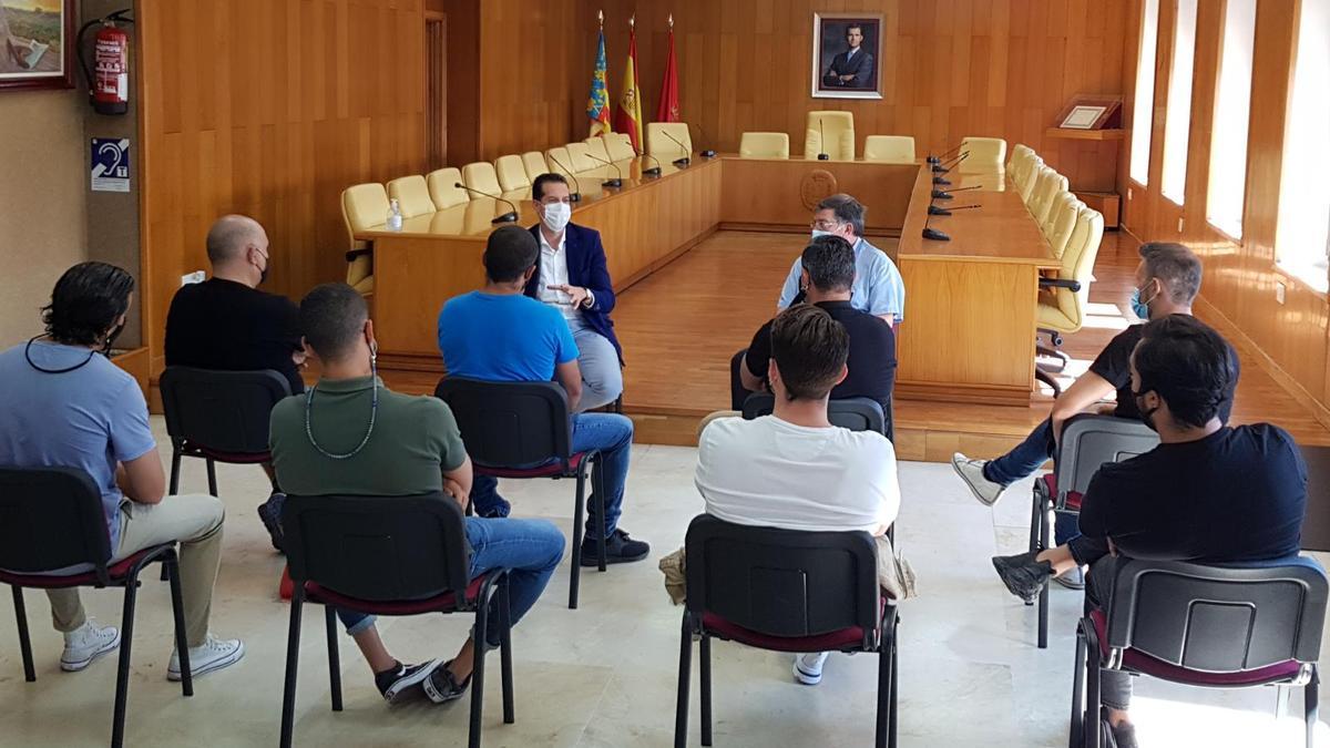 La reunión del alcalde y el concejal con los propietarios de locales de ocio nocturno de Elda