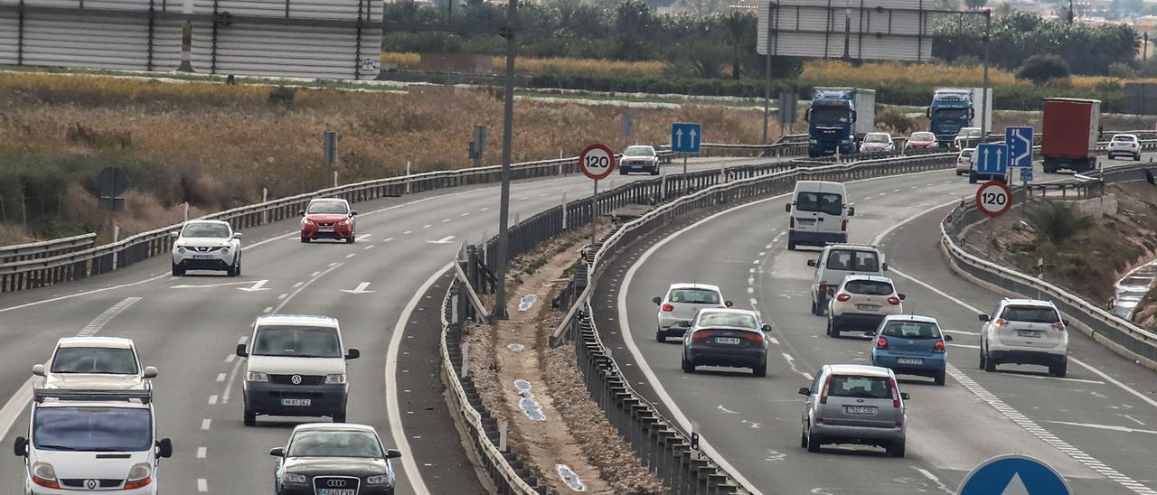 Vehículos circulando por una carretera del Estado en Alicante