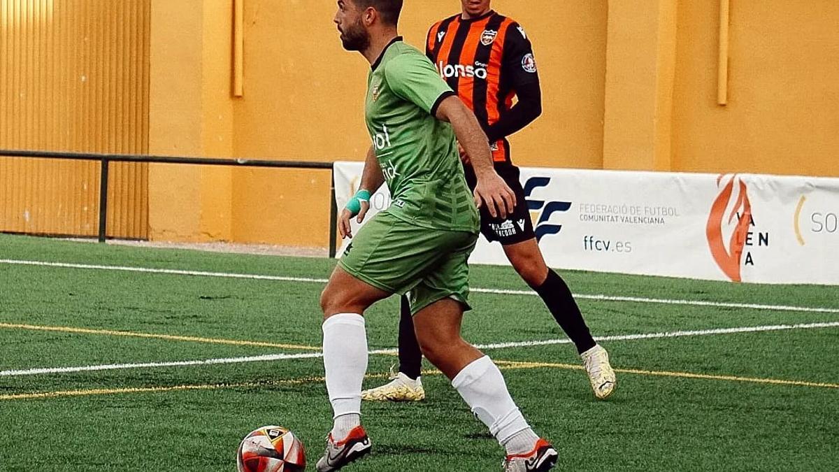 Un jugador del Atzeneta UE controla el balón en el último partido disputado.