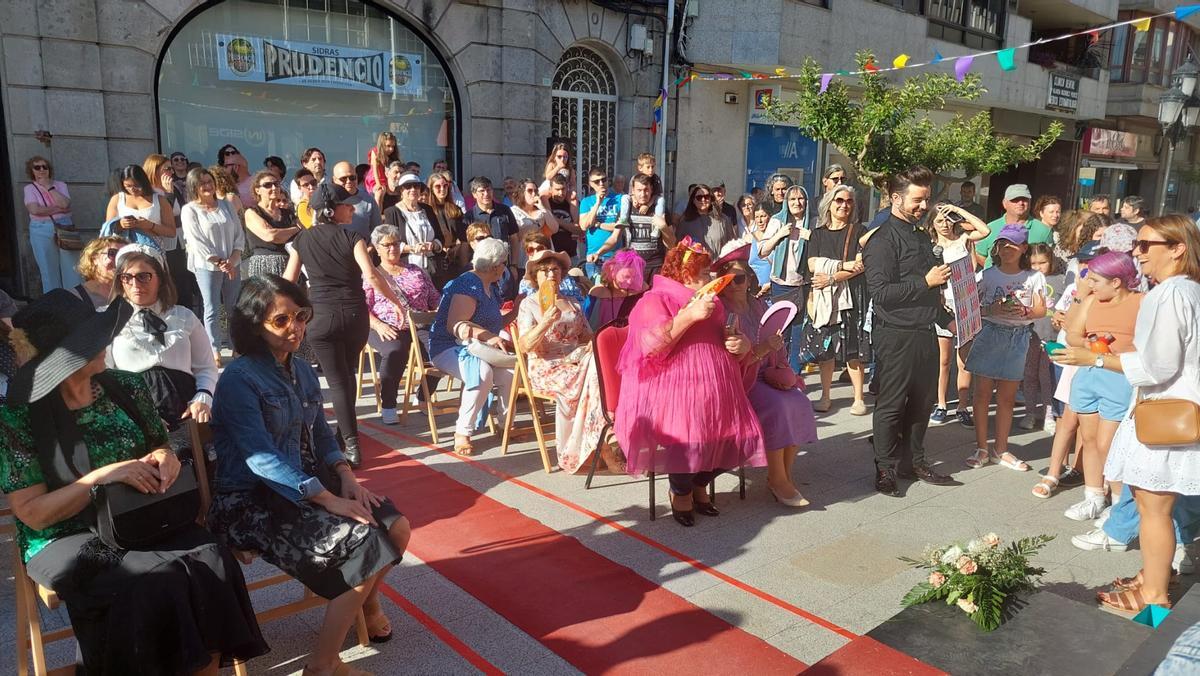 Representación del grupo de adultos de la Escola Municipal de Artes Escénicas.