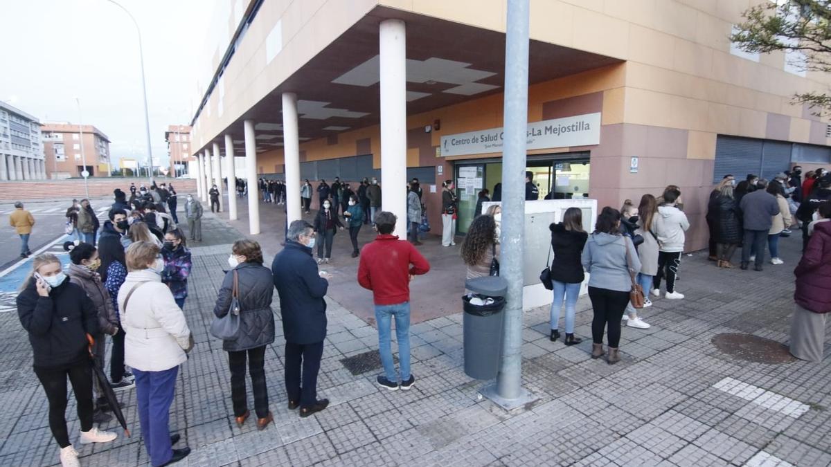 Ciudadanos en la cola, tras la interrupción de la fila por la policía, que ha acudido a poner orden. Los que han tenido cupo podrán someterse este miércoles a la prueba.