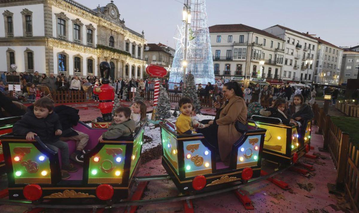 Una familia se hace un selfi en A Peregrina. |  G. Sa ntos