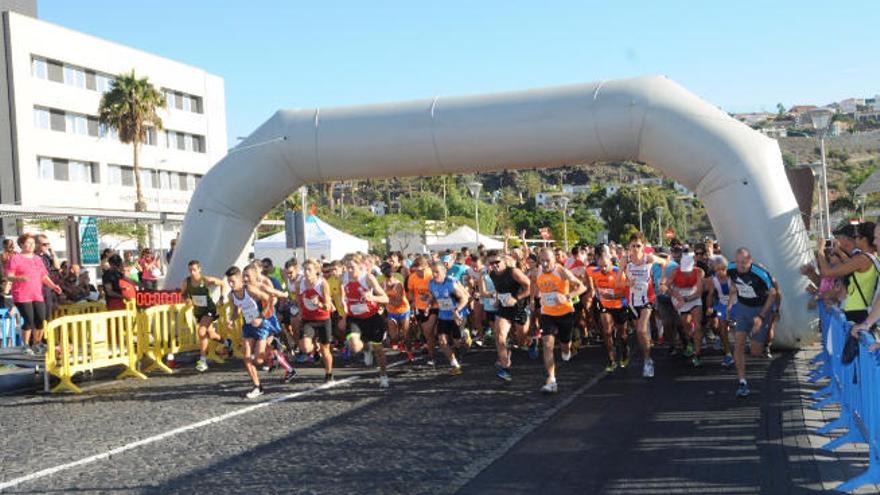 Momento de la salida de la modalidad &#039;Beach Run&#039; de la V Carrera popular Hospiten Roca San Agustín.