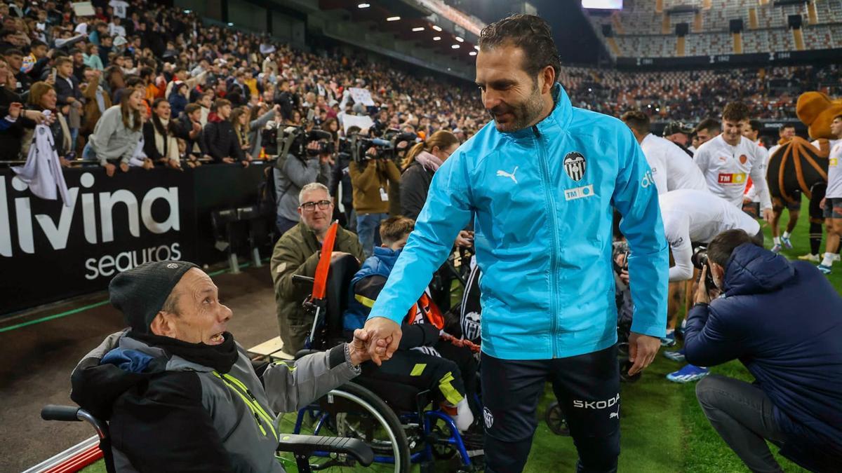 La afición se vuelca con el Valencia CF en el entrenamiento en Mestalla