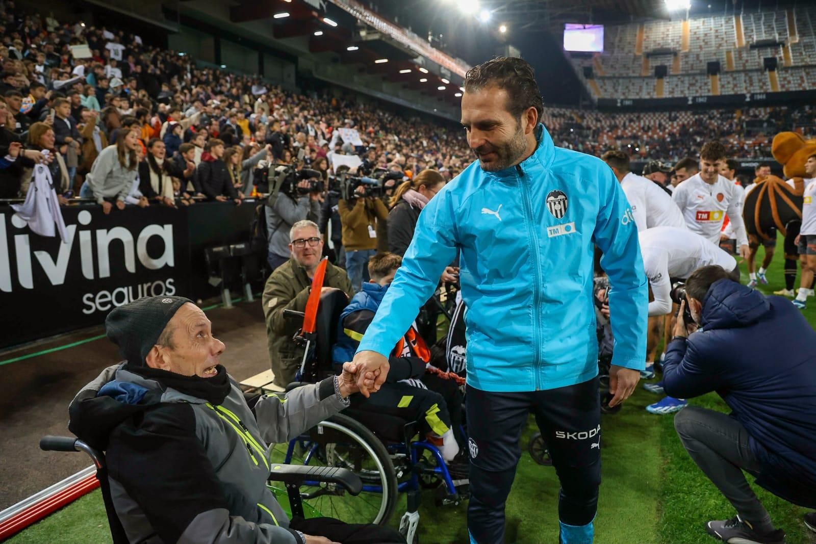La afición se vuelca con el Valencia CF en el entrenamiento de Mestalla