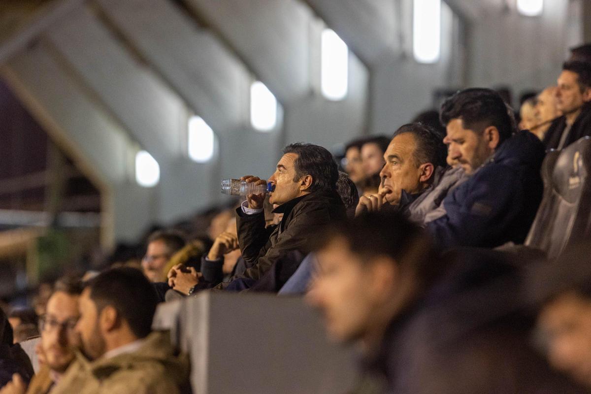 Carlos Parodi, presidente del Hércules, en el centro de la imagen en el palco del Rico Pérez.