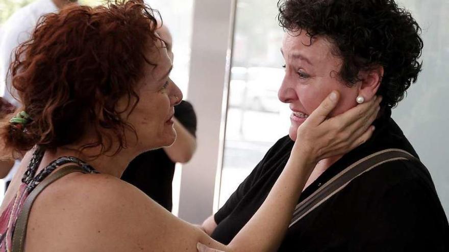 María Salmerón (a la derecha), emocionada, en las puertas de los juzgados sevillanos tras conocer su indulto.