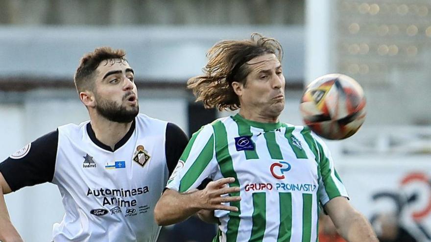 Jandro, en un partido de ese curso ante el Caudal. En el detalle, llorando tras caer contra el Arteixo con el Real Oviedo. | J. Plaza / L. Murias