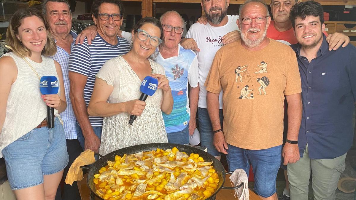 Loles García comparte imagen con cocineros, pescadores y el plato realizado.