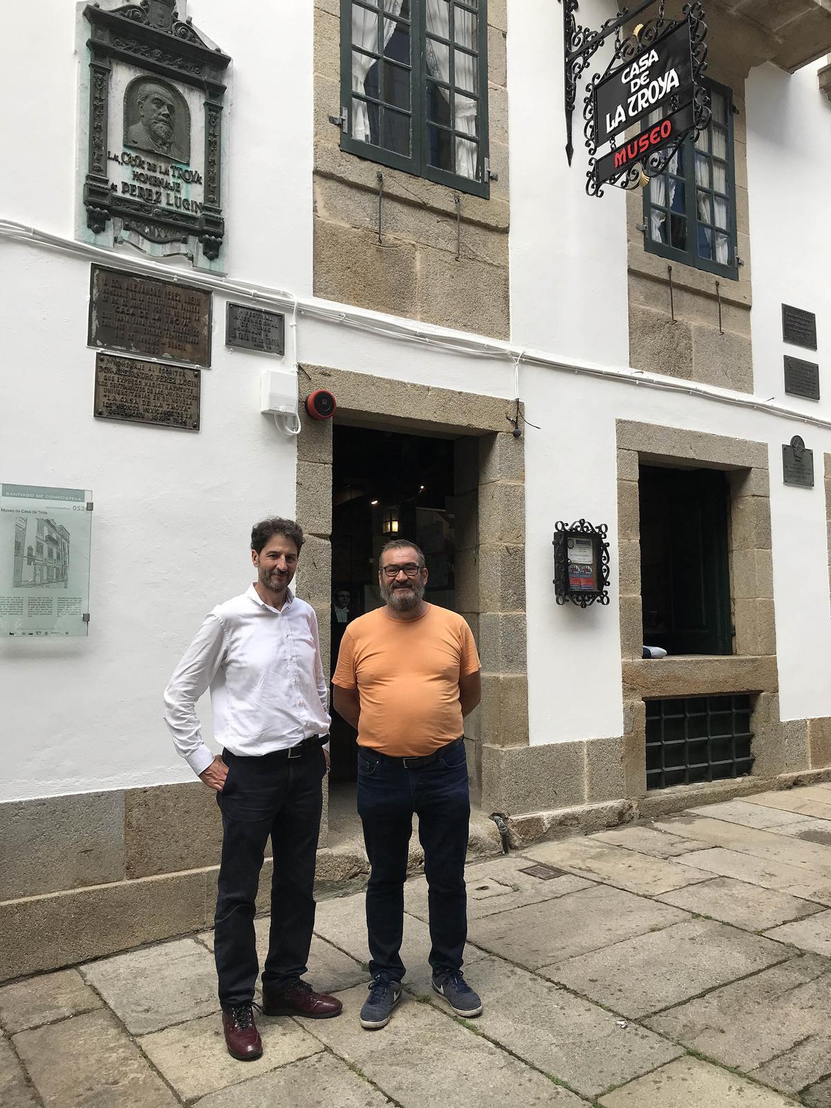 Benigno Amor xunto a Chago Martínez diante do Museo Casa de la Troya