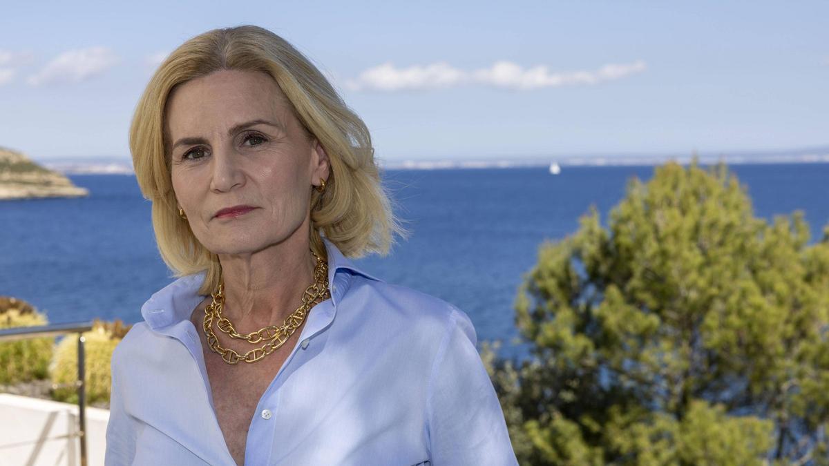 Susana Carrillo, directora general de Globales, en las afueras de las oficinas centrales de la cadena, en Cala Vinyes, Calvià.