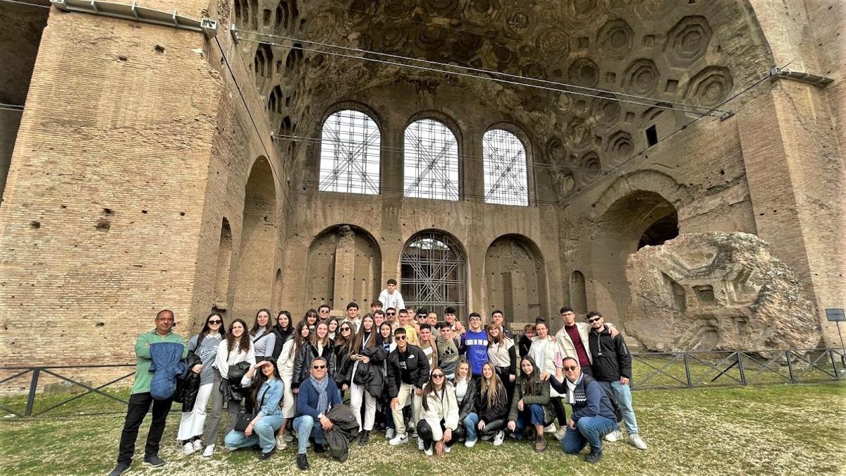 Grupo de alumnos y profesores en la romana Basílica de Majencio