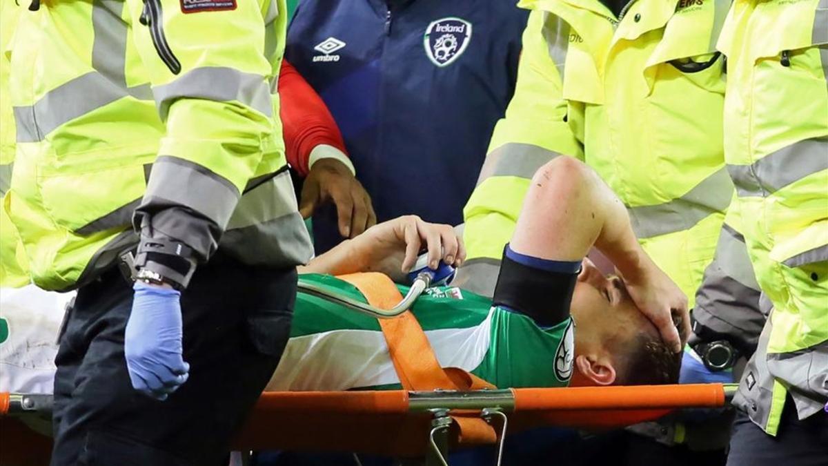 Seamus Coleman salió en camilla tras sufrir una dura entrada de Neil Taylor