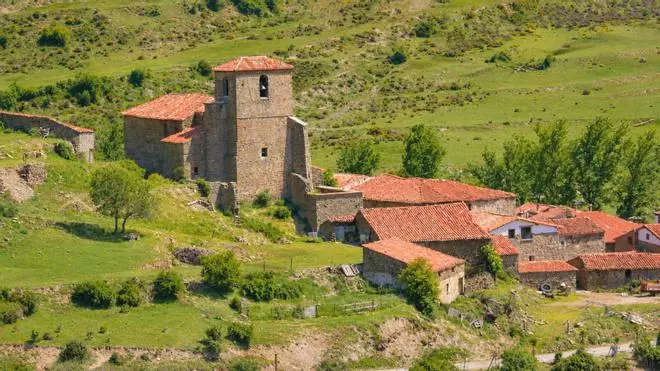 Marta del Pozo, concejala en un pueblo de 14 habitantes de La Rioja: "Antes había un autobús los martes, jueves y viernes. Ahora ha dejado de existir"