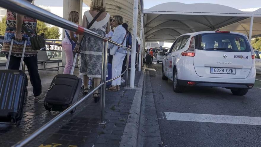 Cort atribuye buena parte del caos circulatorio que se crea en el aeropuerto a la supresión de la media hora de estacionamiento gratuito.