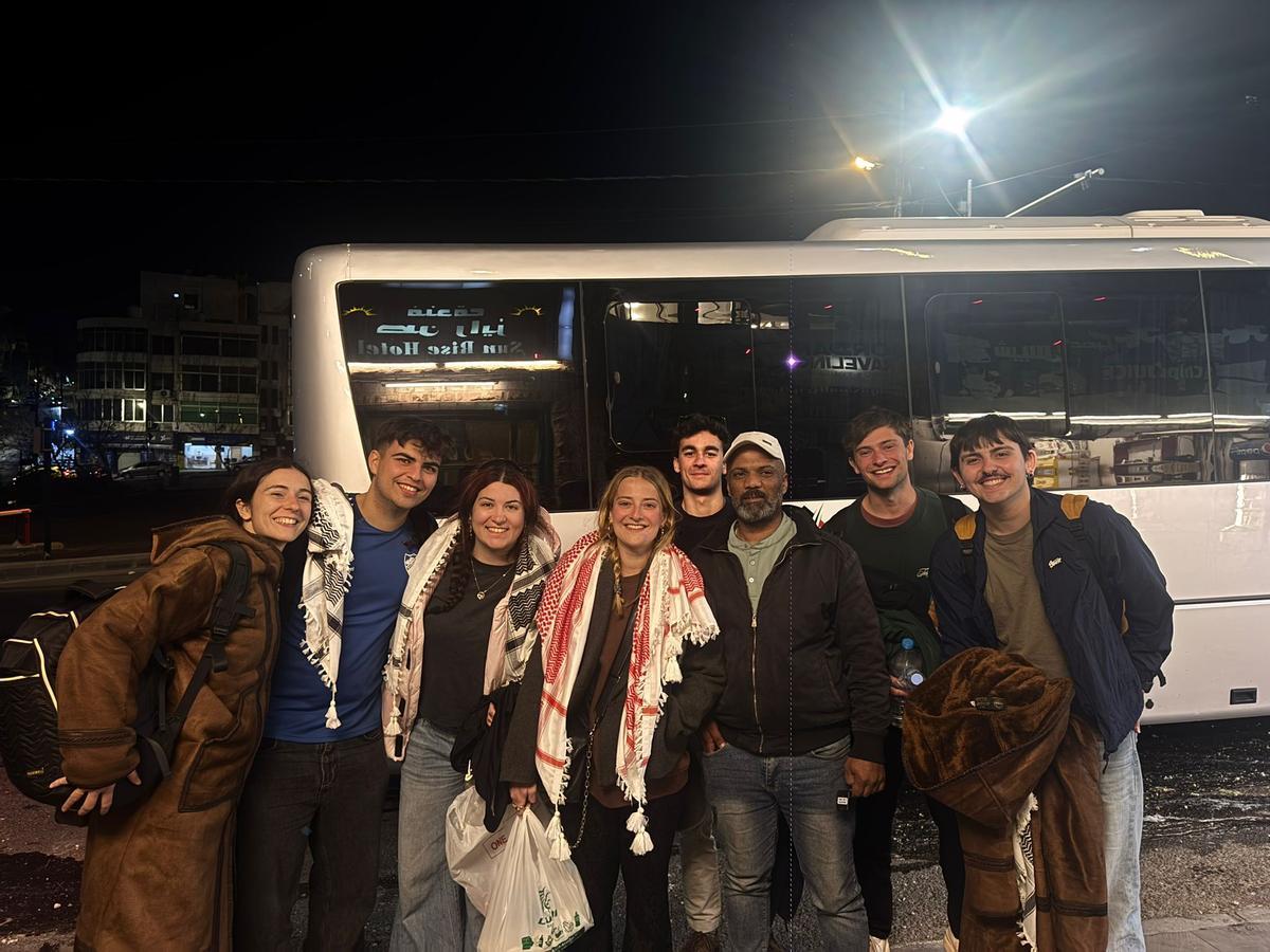 Parte del grupo de estudiantes asturianos que quedaron atrapados en Jordania, con el tour operador local que los ayudó.