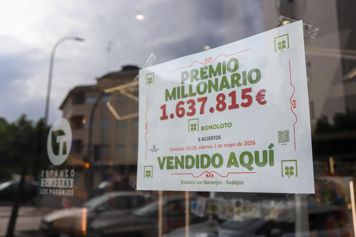 Cartel colocado en la cristalera del estanco para anunciar el premio de 1,6 millones de euros.