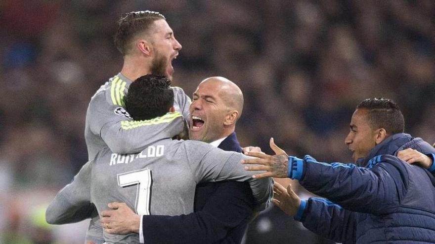 Cristiano Ronaldo y Ramos se abrazan a Zidane tras el gol del luso. // Claudio Peri