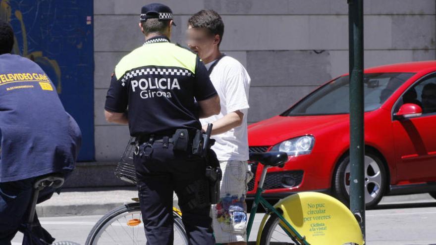 Prop de 40 multes en només dos dies per circular en bici per la vorera a Girona