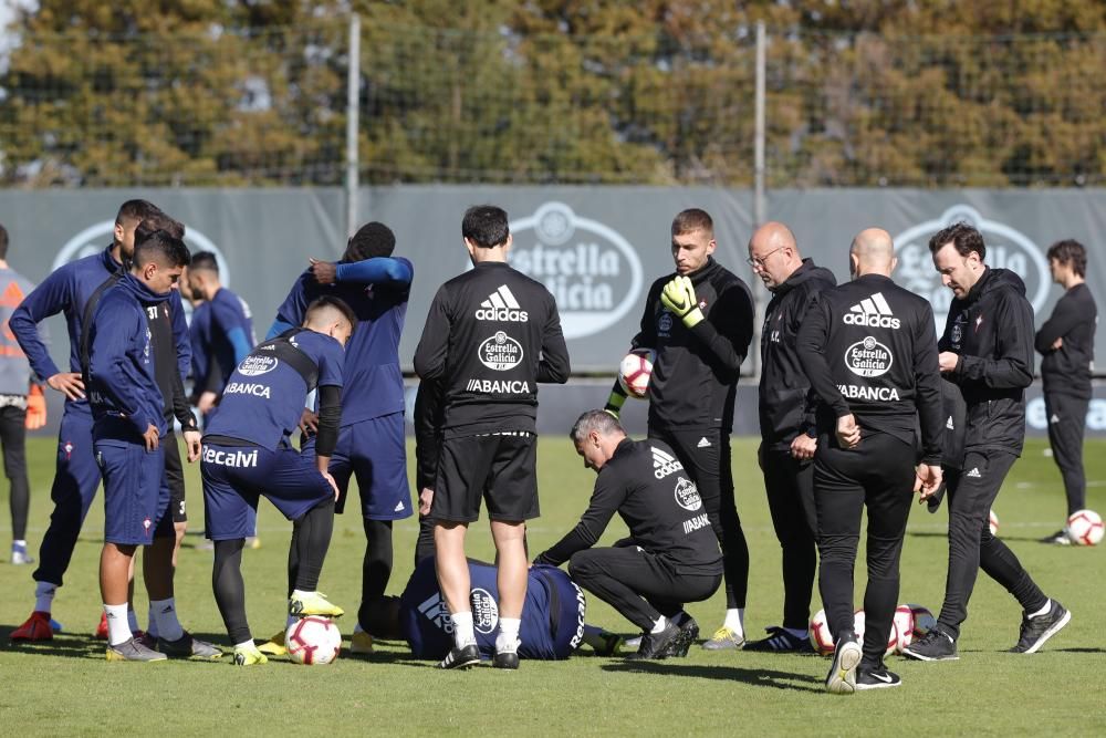 Los jugadores del Celta, durante el entrenamiento de este lunes en A Madroa