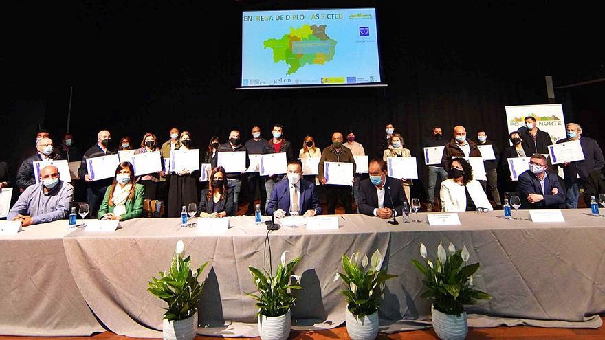 Entrega de los diplomas 
de calidad turística en el 
Salón Teatro de Lalín.  | // BERNABÉ