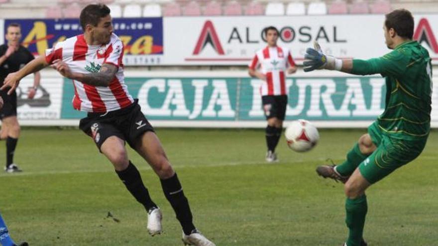 Rubiato ejerce de delantero centro y remata en boca de gol durante un partido de esta temporada en el Ruta de la Plata.