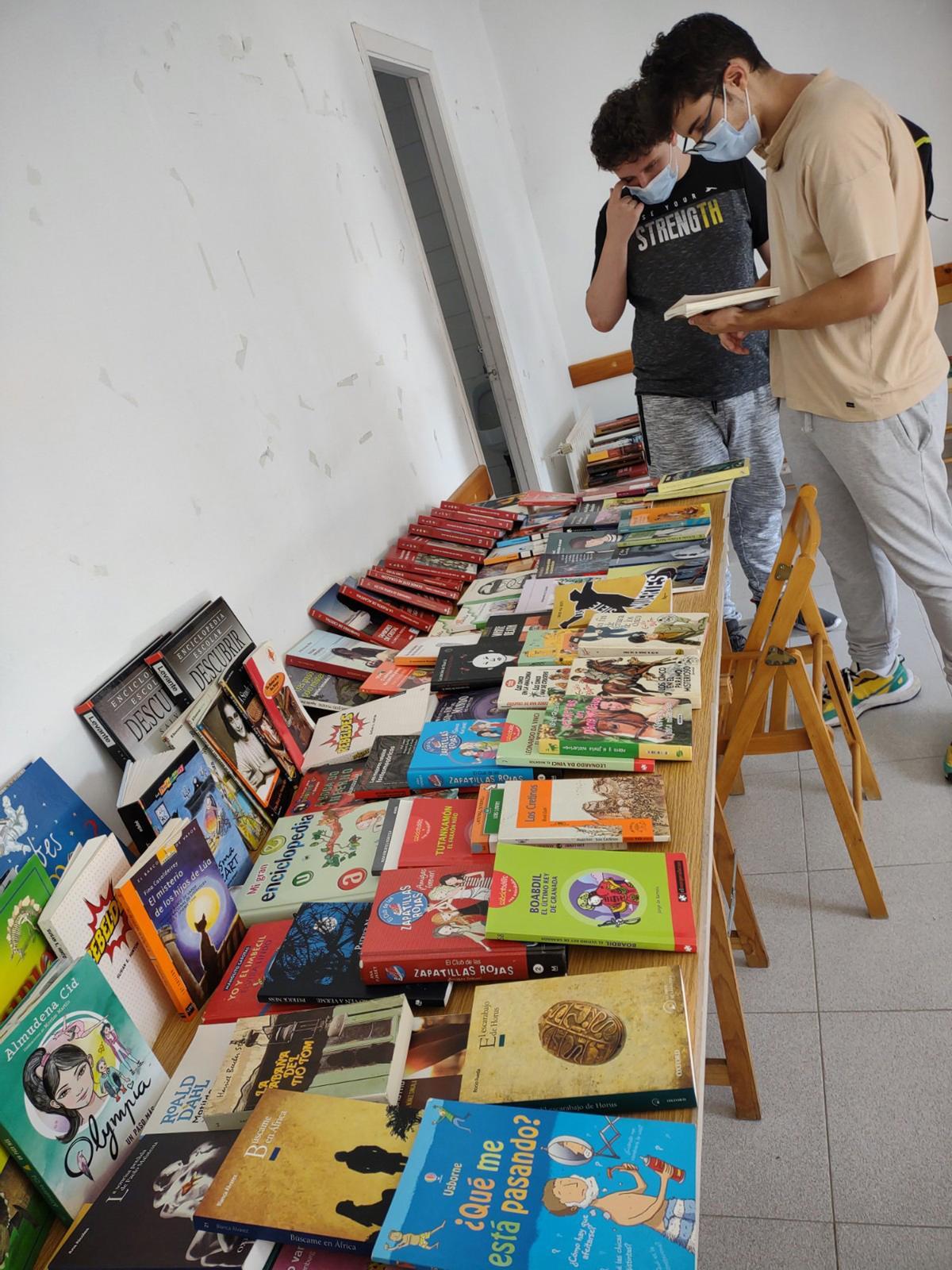 Puesto con libros en la biblioteca.