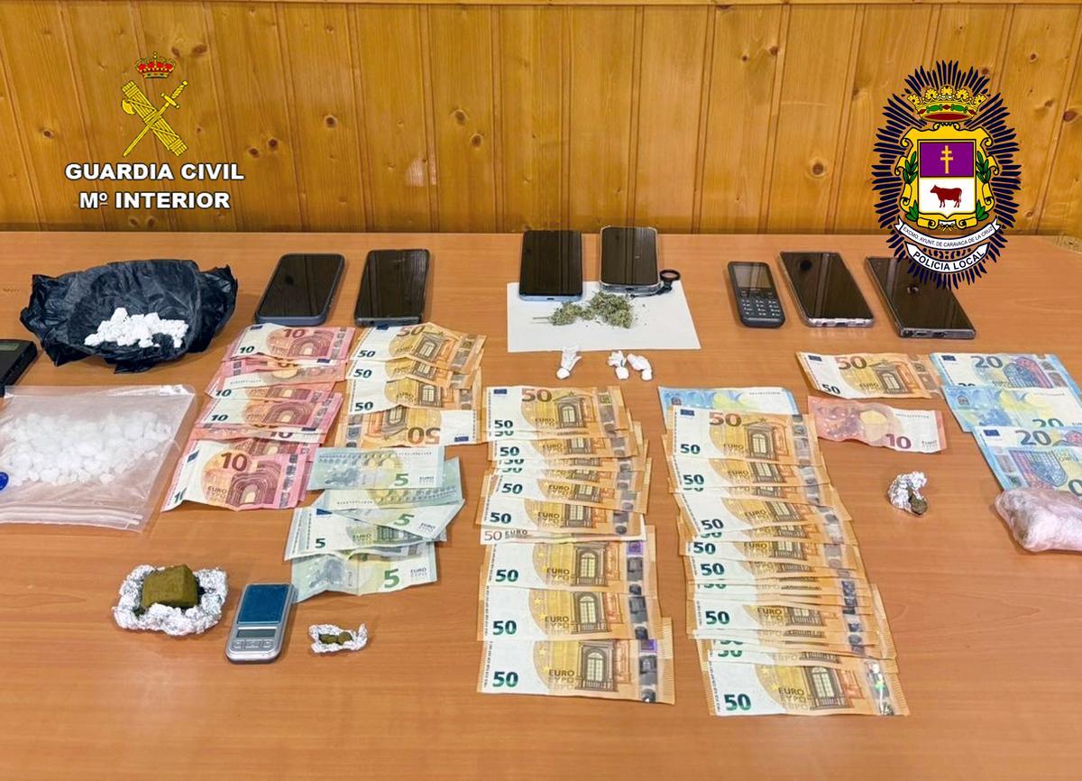 Dinero y estupefacientes intervenidos por la Guardia Civil en el operativo contra el narcotráfico en Caravaca.