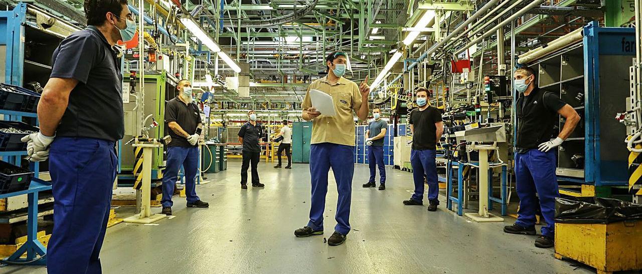 Trabajadores de la planta de vehículos de Almussafes, al inicio de la pandemia. | LEVANTE-EMV