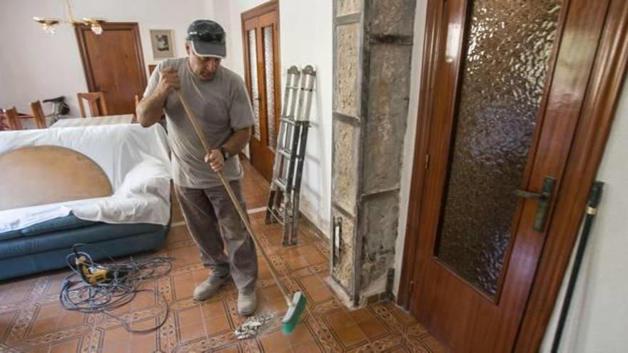 Un operario trabaja en el interior de uno de los cinco edificios mas dañados del barrio Miguel Hernández (antes José Antonio), rehabilitado por la Generalitat.