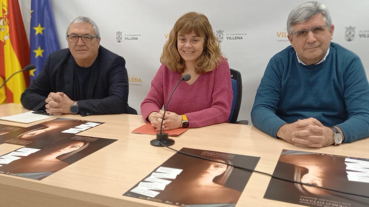 José Ayelo, Esther Perales y Juan José Olivares presentando el ciclo cultural Miradas de Realidad &quot;Pueblo Gitano. Una cultura por descubrir&quot;