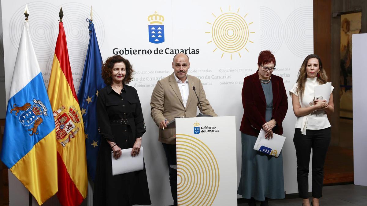 Por la izquierda, Matilde Asián, Alfonso Cabello, Candelaria Delgado y Jéssica de León.