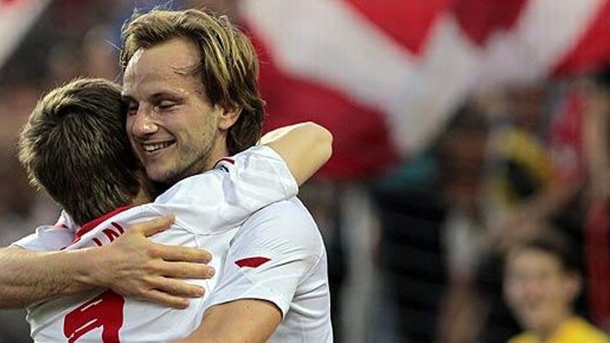 Rakitic y Marin celebran un gol del Sevilla.