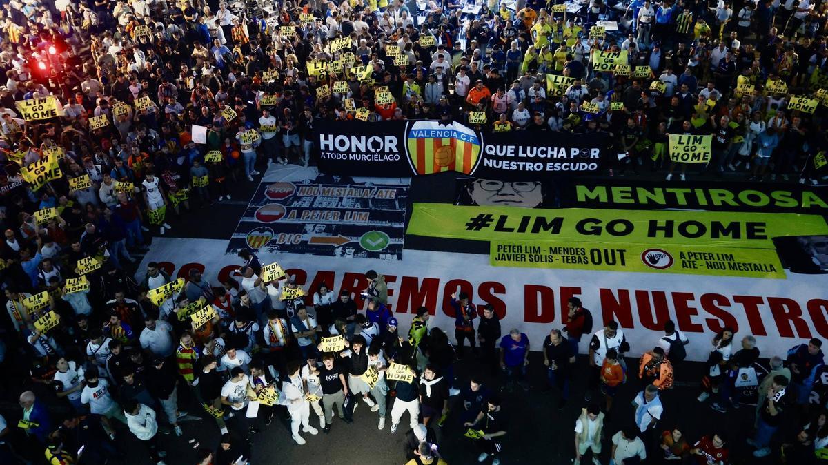 Protesta de la afición contra Peter Lim, en los aledaños de Mestalla.