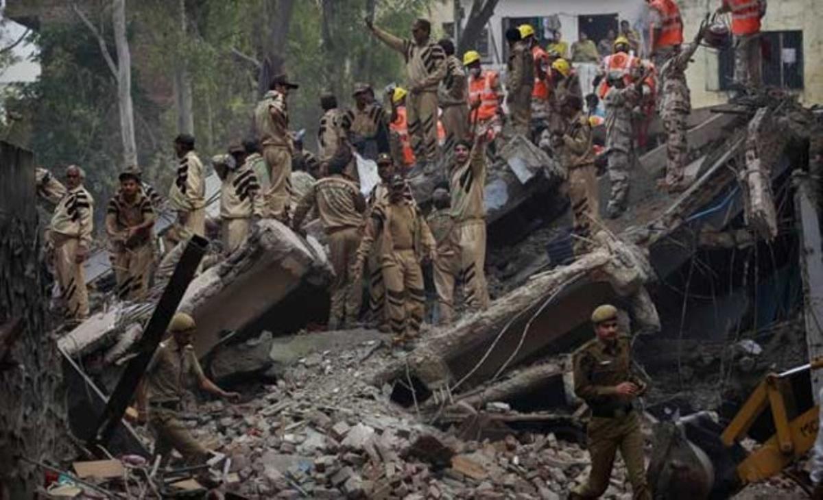 Un equip de rescat indi utilitza maquinària pesant per buscar possibles víctimes entre la runa de l’edifici ensorrat ahir a Nova Delhi (Índia). En l’esfondrament van morir desenes de residents i molts altres van resultar ferits.