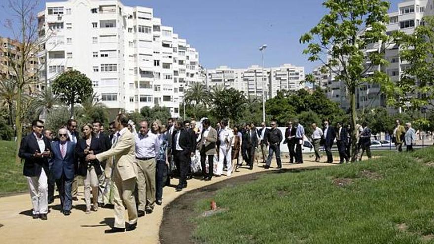 El nuevo parque inaugurado ayer forma parte del proyecto para adecentar el acceso sur a Alicante.