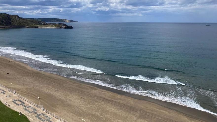 La playa de Salinas, con La Peñona al fondo, la semana pasada. | I. M.