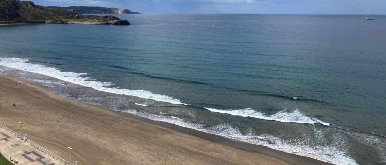 La playa de Salinas, con La Peñona al fondo, la semana pasada. | I. M.