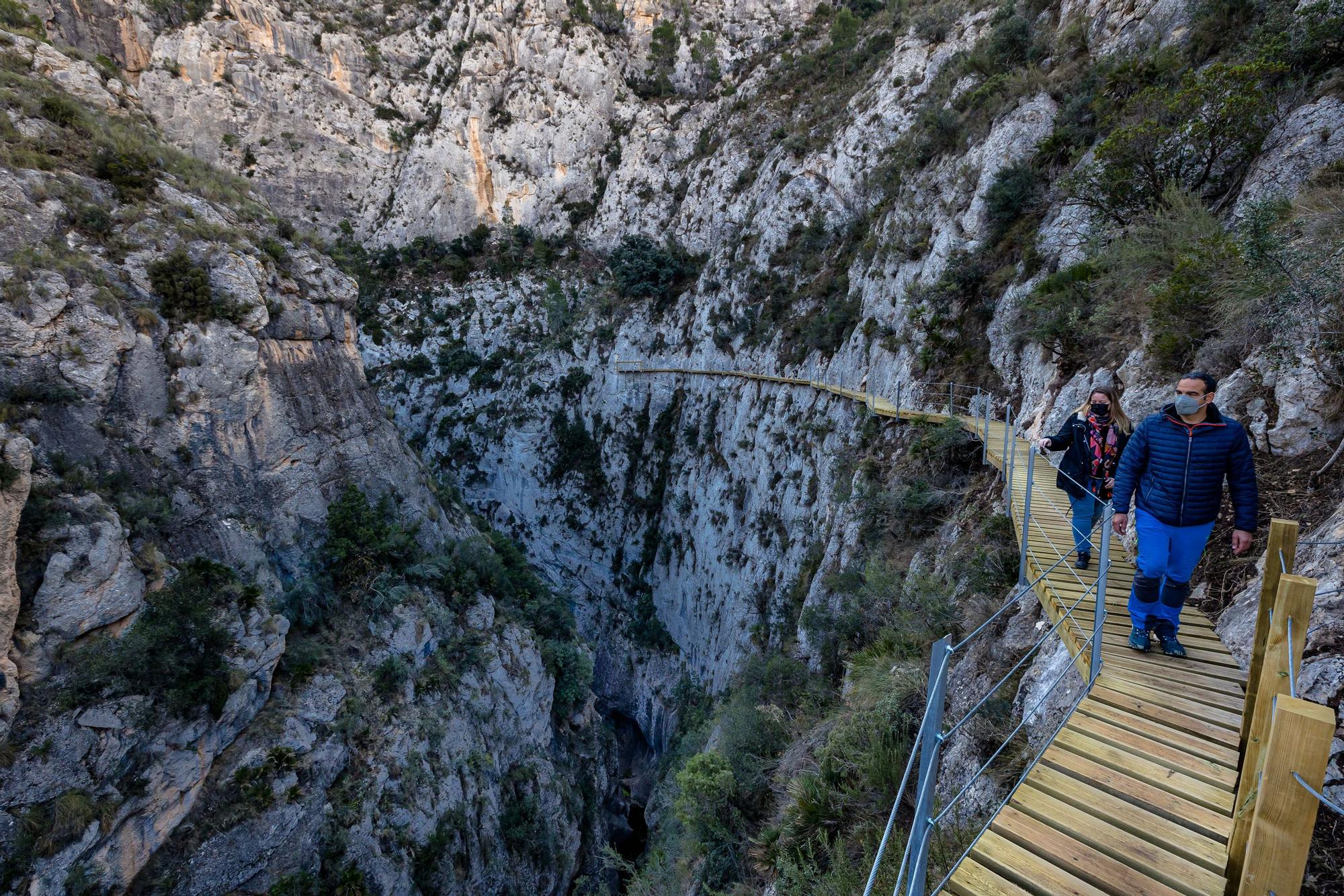 Una pasarela de madera de 212 metros anclada en la pared recorre la profunda garganta junto al antiguo pantano de Relleu