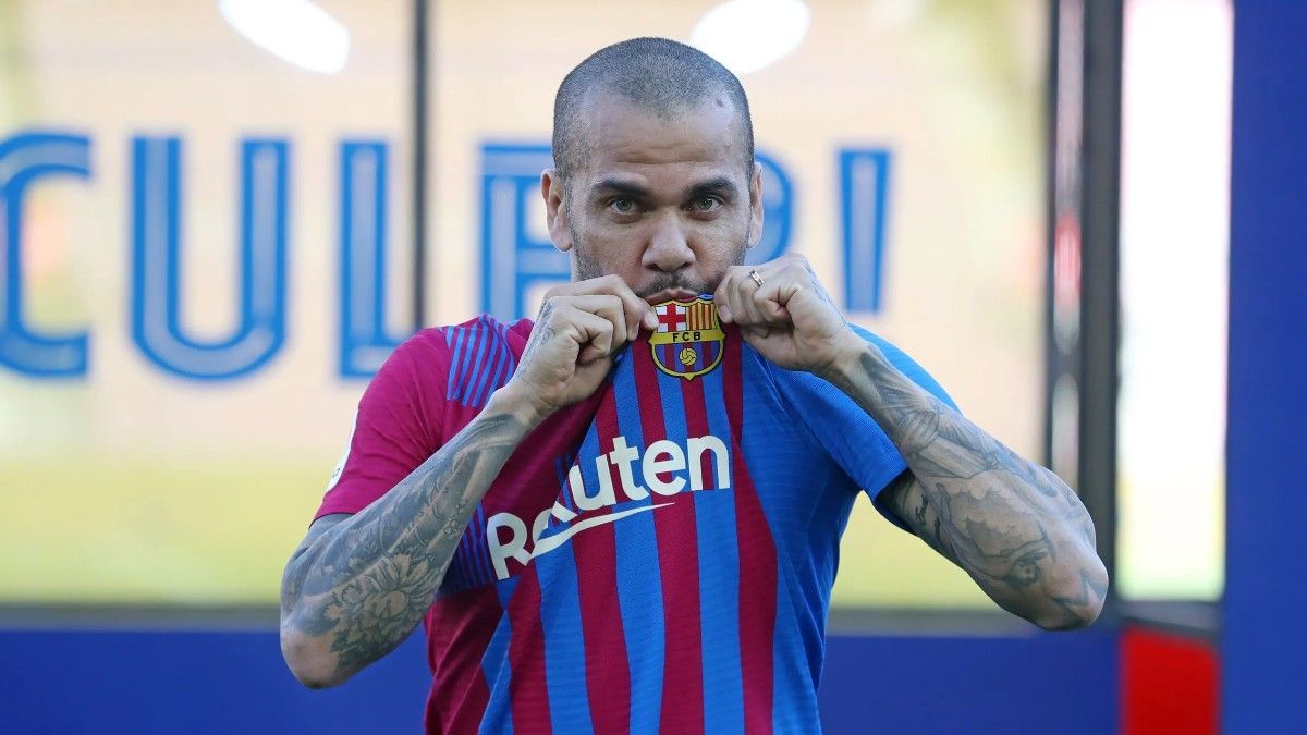 Alves, en su presentación oficial en el Camp Nou.