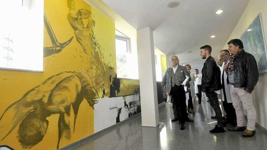 Un mural inaugura la &quot;galería&quot; del hospital de Riaño