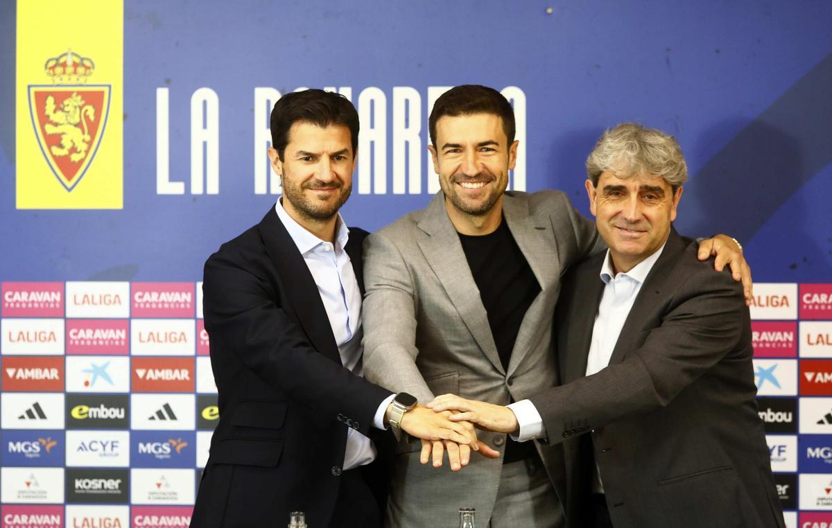 Gabi, entre el director deportivo Fernando López y el director deportivo Txema Indias, tras hacerse oficial la renovación del técnico.