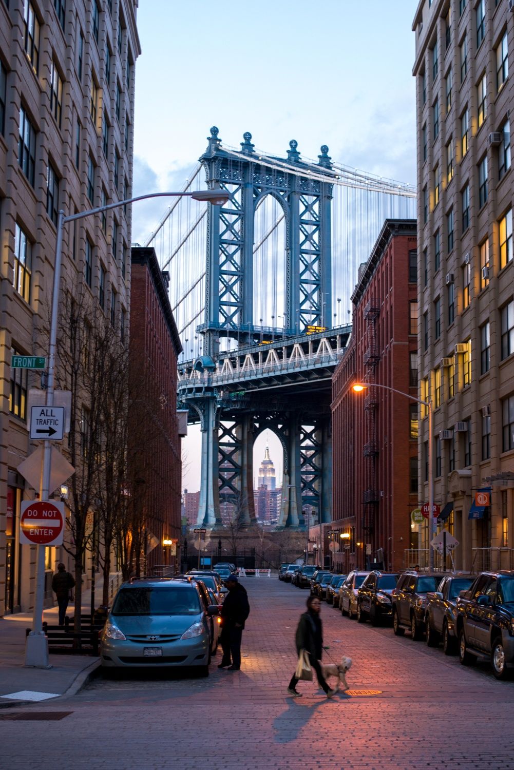 El puente Manhattan visto desde el vecindario de DUMBO, en Brooklyn.
